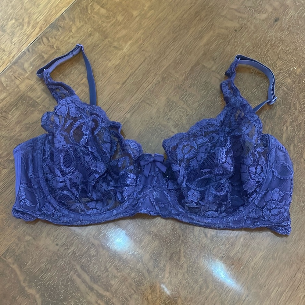 - Vintage Victoria’s Secret gold label lace bra 36D